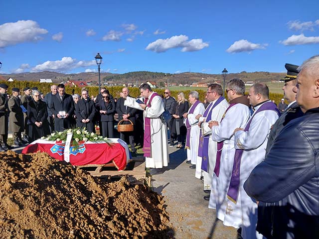 POsljednji ispraćaj na brinjskom groblju pukovnika Mirka Radotića                                                                                                                                                                                         