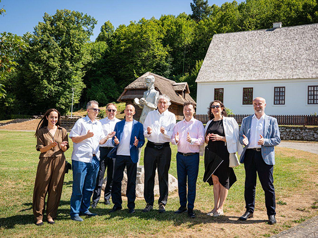 Američki nobelovac za fiziku Martinis ispred Tesline rodne kuće                                                                                                                                                                                           
