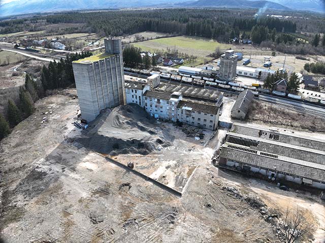 Zračni snimak objekata PPK-a lijevo je silos za nekoliko tisuća vagona žita, u sredini je tvornica kruha, desno podni silos za cukar a preko pruge mali silos sa skladištem u podzemlju                                                                   