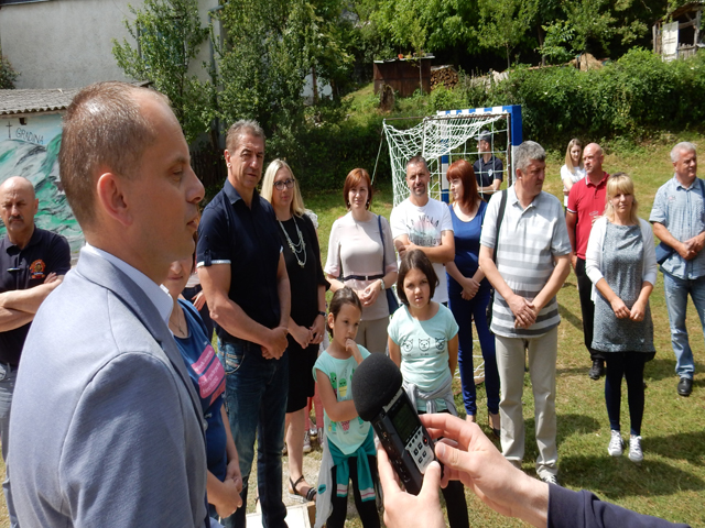 Ravnatelj Radošević pozdravlja sudionike proslave u Ličkom Novom/Snimio MArko Čuljat Lika press                                                                                                                                                           