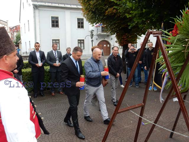Čelnici Gospića odaju počast hrvatskim braniteljima                                                                                                                                                                                                       