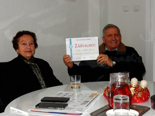 Gržani sa zahvalnicom za donaciju Općoj bolnici Gospić/Snimio Marko ČULJAT                                                                                                                                                                                