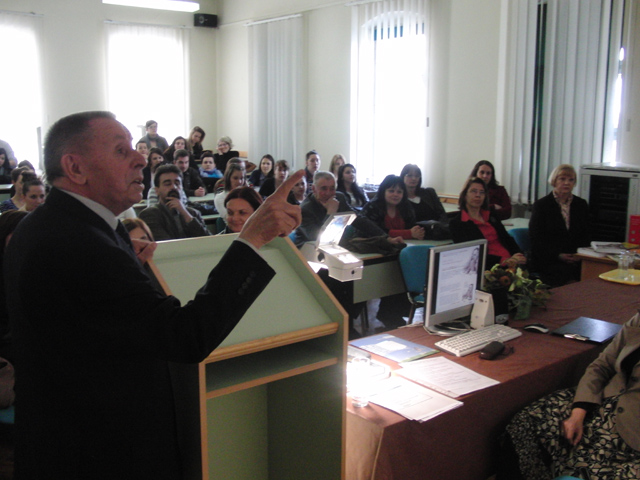 Profesor Rosandić na predavanju u Gospiću/Foto arhiva Lika pressa Gospić snimio Marko Čuljat, 2012.                                                                                                                                                       