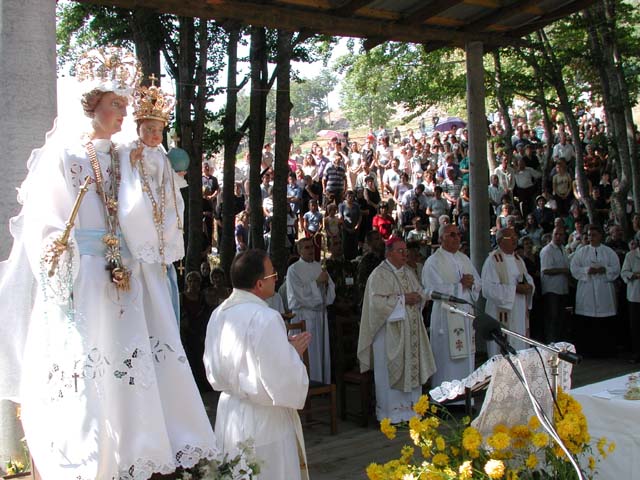 Za vrijeme svete mise u vrtači na Velebitu na blagdan Velike Gospe/Foto arhiva Lika pressa Gospić                                                                                                                                                         