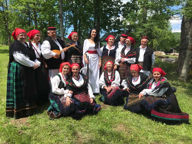 Ana Rucner (u asredini) s gospićkim folklorašima/Foto arhiva Lika pressa                                                                                                                                                                                  