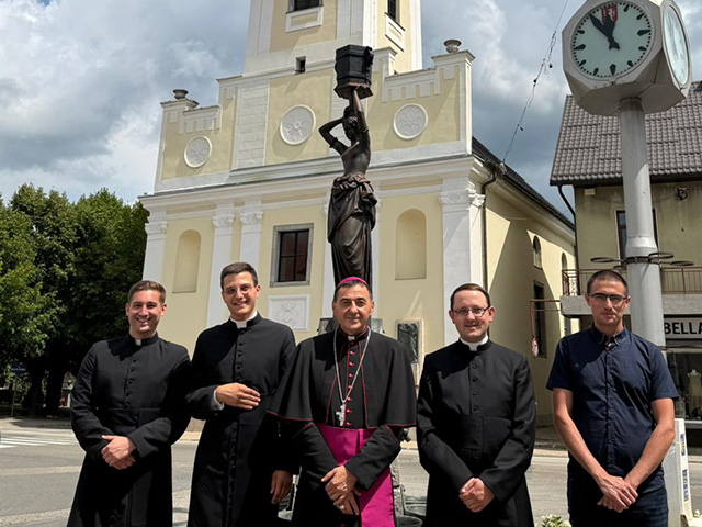 Bogoslovi na Marti ispred katedrale u Gospiću s biskupom Medom i kancelarom Grgurićem                                                                                                                                                                     