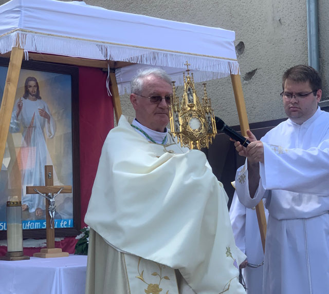 Msgr biskup Križic u današnjoj procersiji ulicama Grada/Snimila Valentina Borovac                                                                                                                                                                         