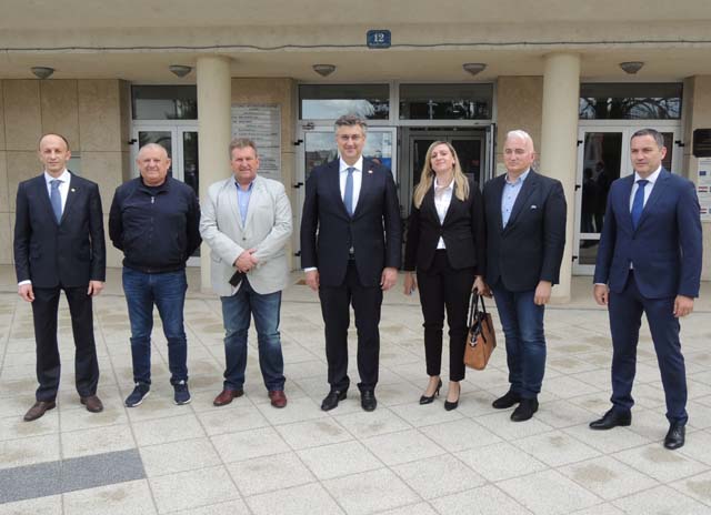 Predsjednik Plenković sa potpisnicima koalicijskog sporazuma/Snimio Marko ČULJAT                                                                                                                                                                          