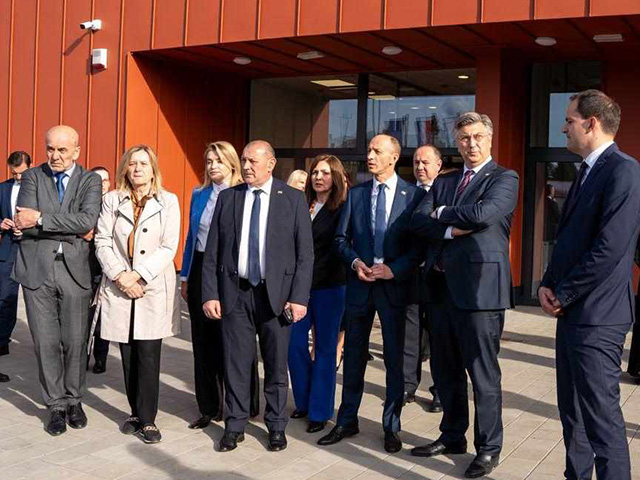 Visoki uzvanici na ulazu u Središnju pismogranu zemljišnih knjiga u Gospiću                                                                                                                                                                               