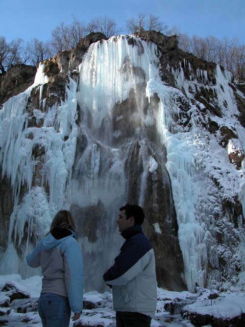 Zaleđeni Veliki plitvički slap/Foto arhiva Lika pressa Gospić, 2009.                                                                                                                                                                                      