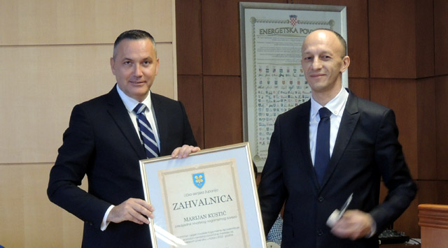 Petry uručuje priznanje Kustiću/Snimio Marko ČULJAT                                                                                                                                                                                                       