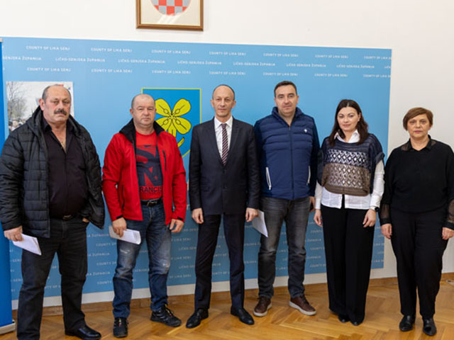 Prijevoznici nakon potpisivanja ugovora sa županom Petryjem                                                                                                                                                                                               