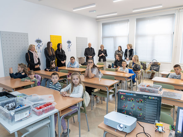 Sudionici prve proljetne škole robotike u Gospiću                                                                                                                                                                                                         
