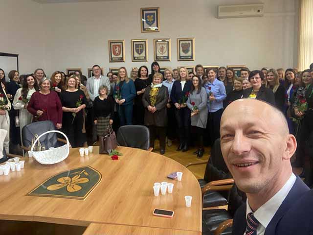 Županov anašnji selfi sa ženama u Županiji                                                                                                                                                                                                                