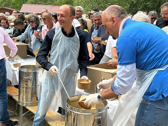 Župani Petry i i Jelić djele grah u Skradinu                                                                                                                                                                                                              