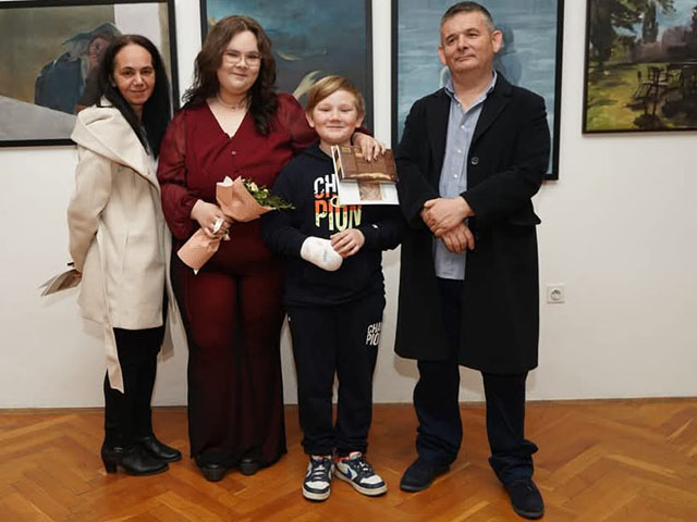 Ponosna obitelj Miletić u Otočcu: mama Sandra, Martha, brat ivan i Tata Milan                                                                                                                                                                             